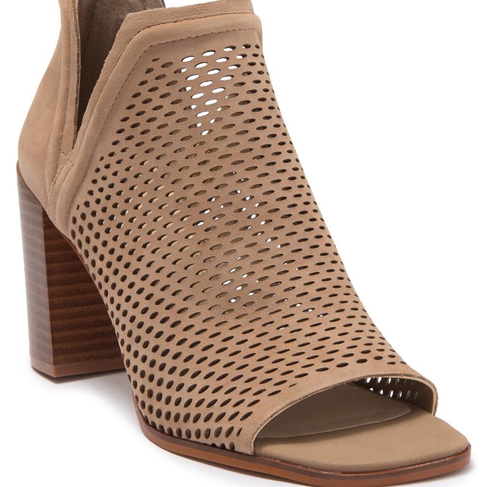 VINCE CAMUTO Leather Heeled Booties Womenโs size 8 Tan Brown Slip On Peep Toe